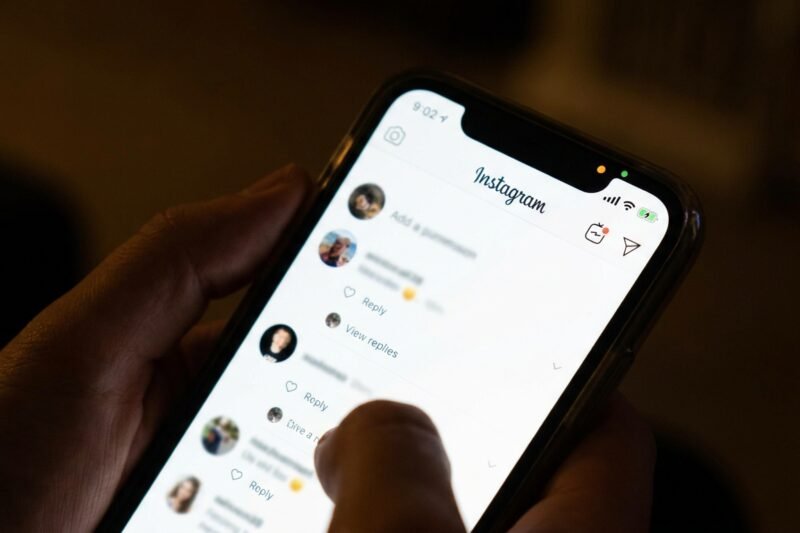 This Is Why iPhone Users Are Concerned When They See Colored Dots on the Screen